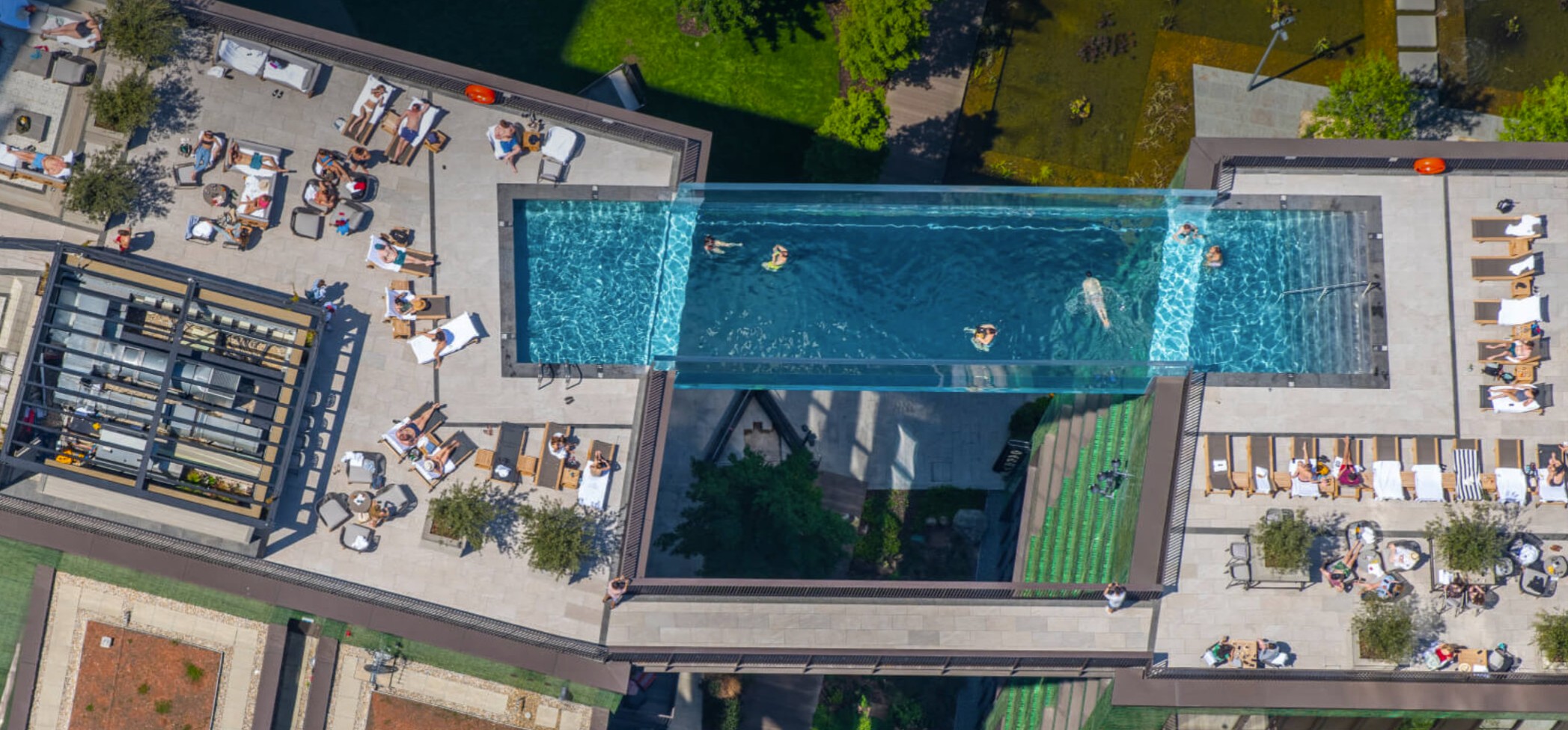 Sky Pool: piscină transparentă la 35 de metri înălțime