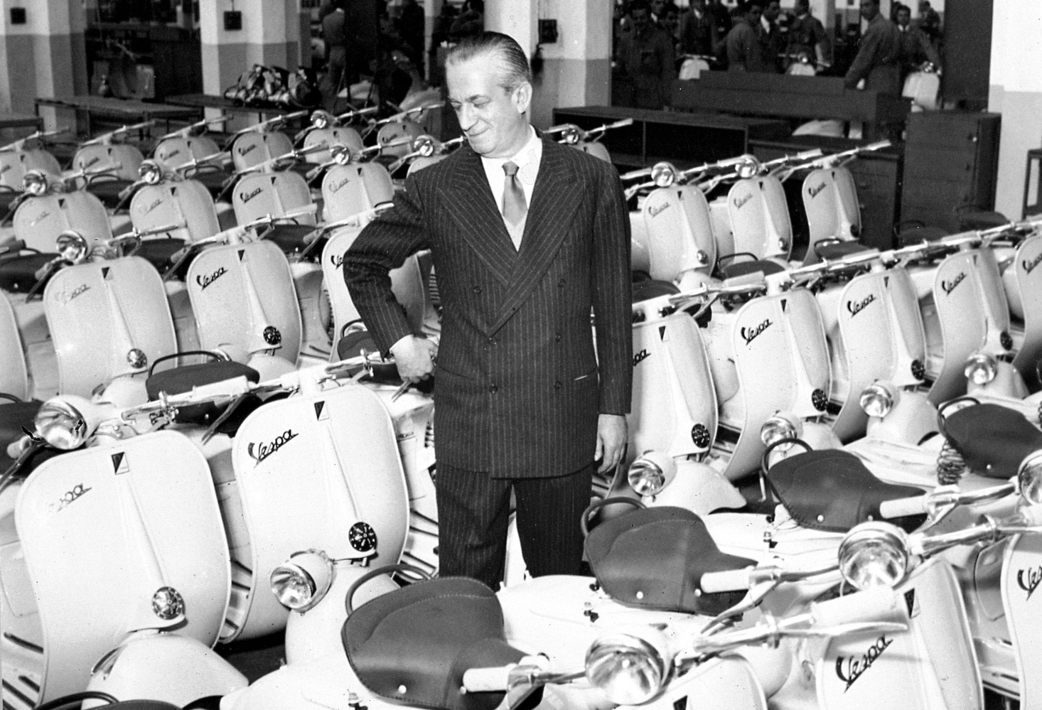 1956_ enrico Piaggio festeggia la produzione della milionesima Vespa