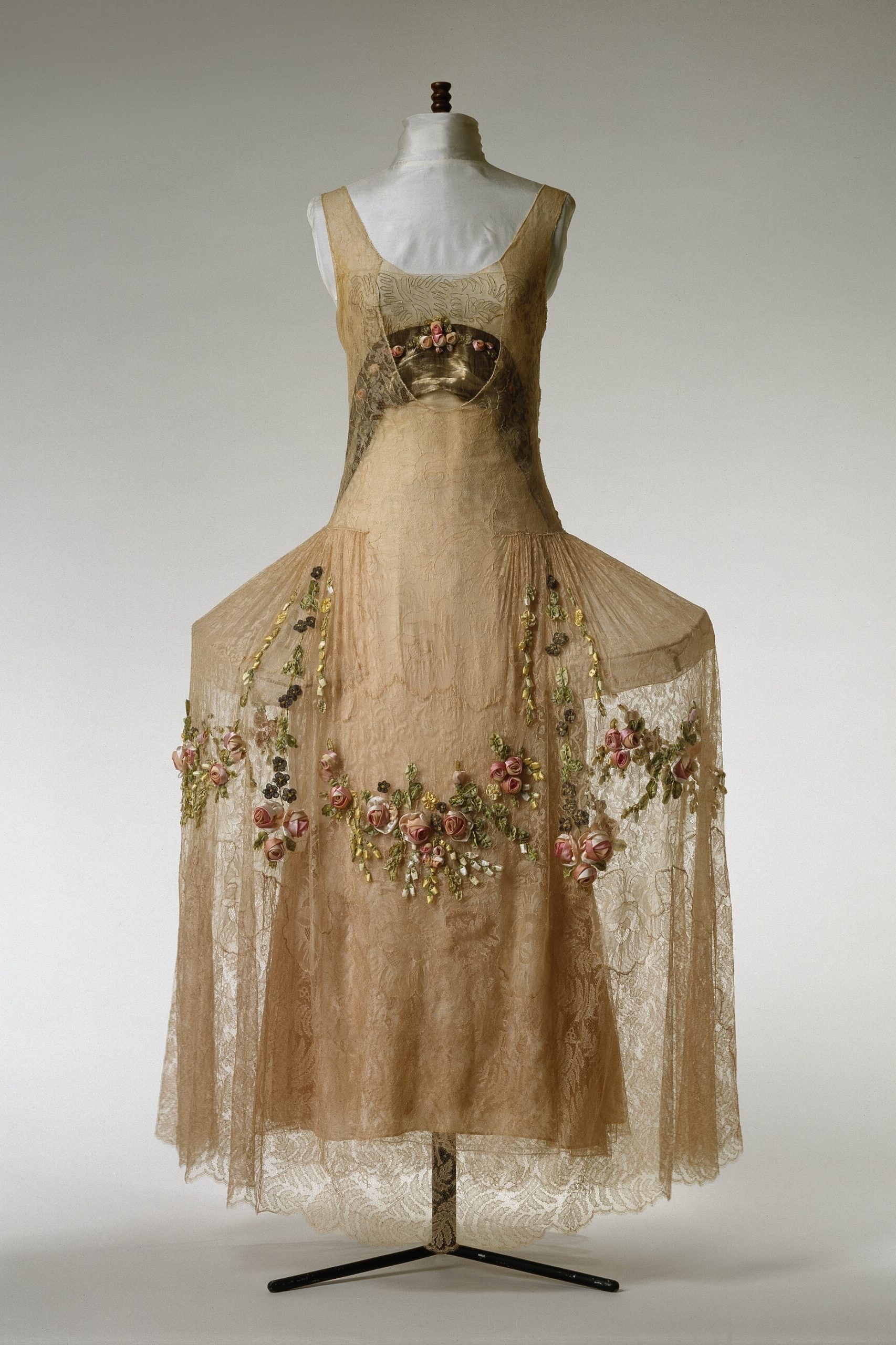 Boué Soeurs (Sylvie and Jeanne Boué) robe de style. © Designmuseum Denmark, Photo by Pernille Klemp