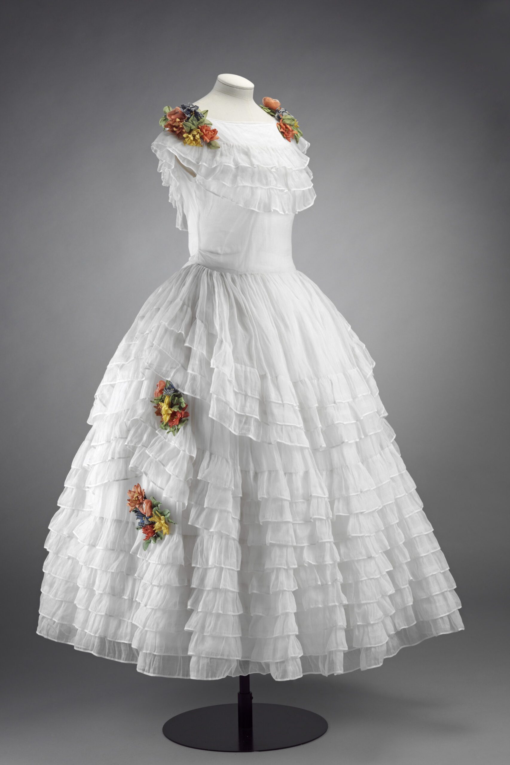 Dress
'Robe de Style'; Dress, 'robe de style', white organza with artificial flowers, Jeanne Lanvin, France, ca.1922-3
Jeanne Lanvin (1867-1946)
Paris
1922-1923
Silk organza; silk