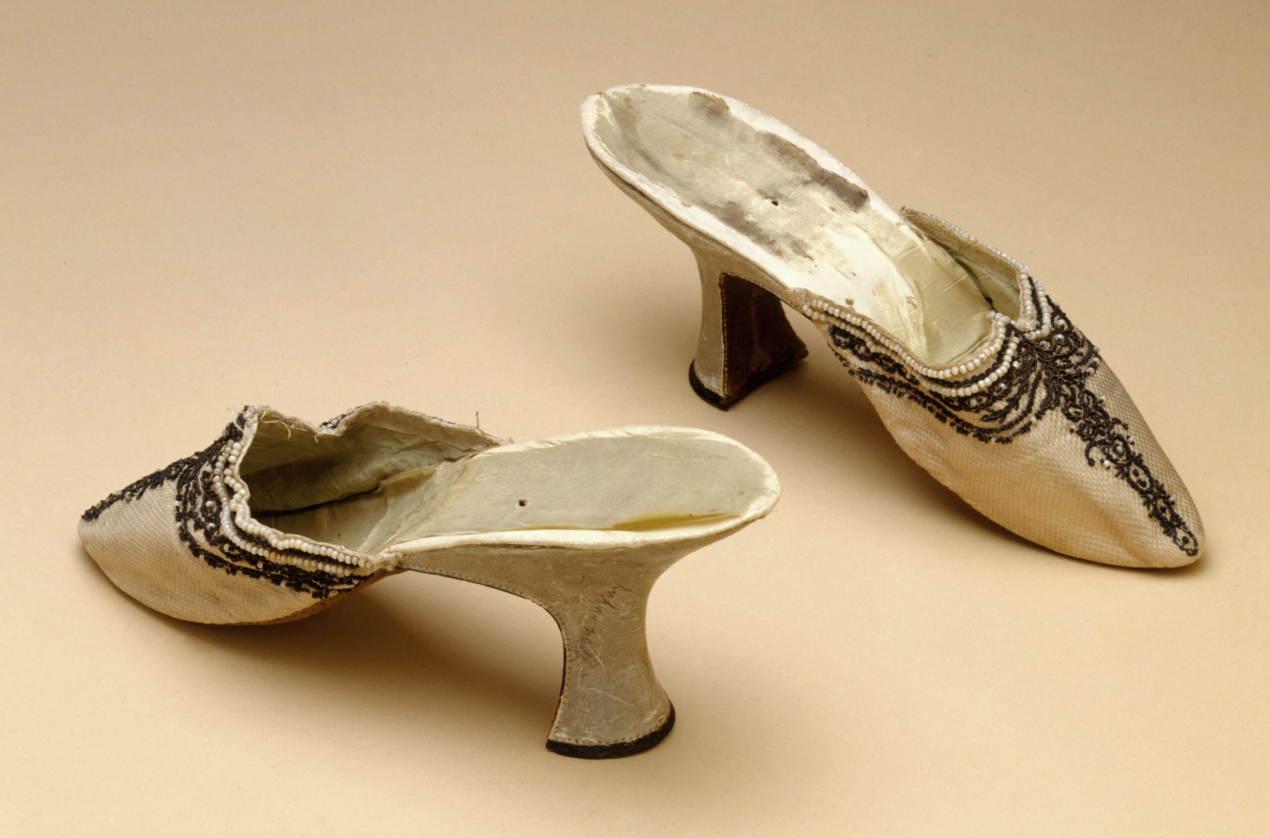 "Paire de pantoufles ayant appartenu à Marie-Antoinette". Objet d'art. Paris, musée Carnavalet.
